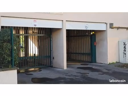 place de parking roustaing talence