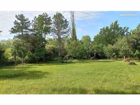 terrain à bâtir plat et arboré de 1230 m² situé hors lotissement à proximité immédiate de 
