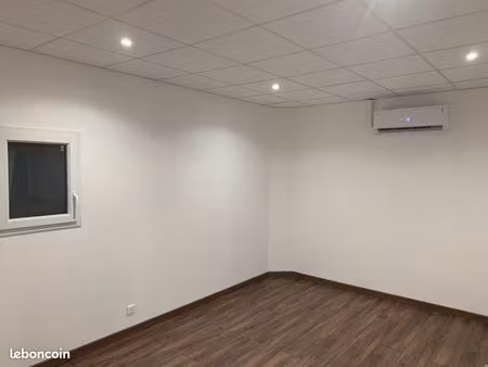 local/dépôt de 240 m²  3 bureaux  cuisine  salle d'eau  wc  parking