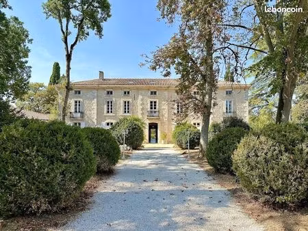 château 33 pièces 1840 m²