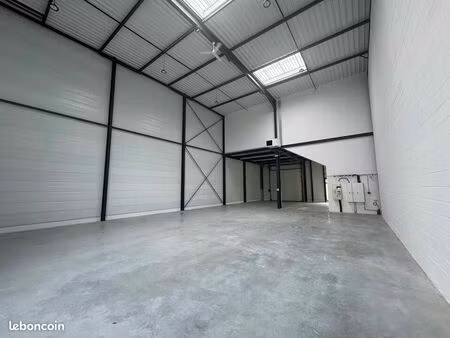 local d'activité 7 736 m²