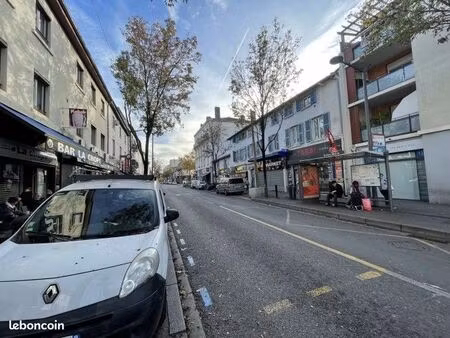 commerce chaussure/cuir 138 m²