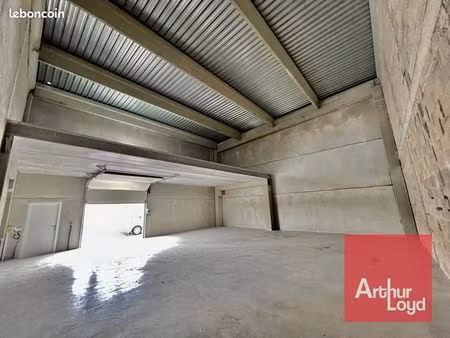 local d'activité 210 m²