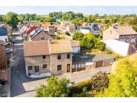 spacieuse maison à rénover avec garage et jardinet