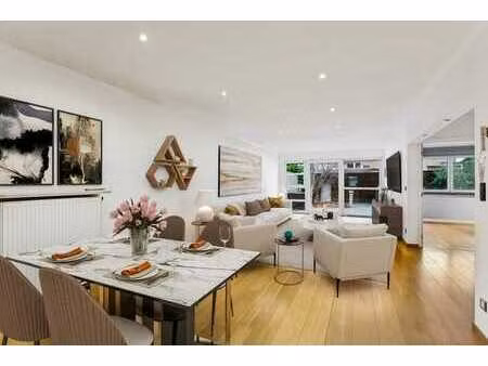 appartement au rez-de-chaussée avec une grande terrasse et