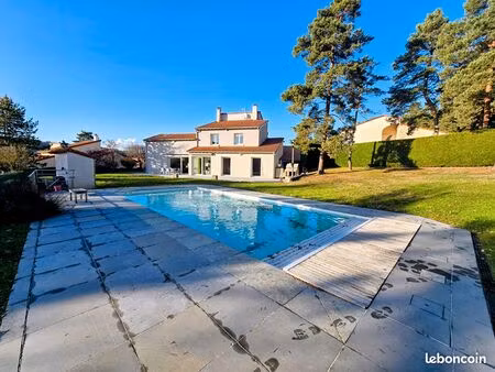 villa 8 pièces 204 m²