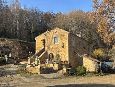 propriété en pierres avec dépendances sur 5.4 ha de terrain d'un seul tenant.