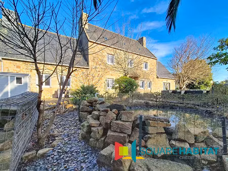 belle maison familiale en pierre dans un environnement calme