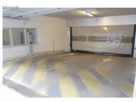 250m pl. stalingrad - parking sous-terrain surveillé  sécurisé