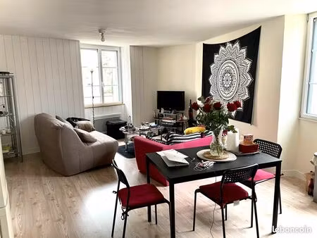 bel appartement dans le centre de mirebeau