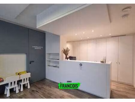 immeuble commercial à vendre dans le centre de zedelgem.