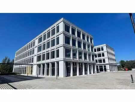 bureaux à louer résistants à l'avenir dans le bâtiment meso