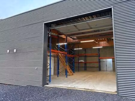 entrepôt de 230m² sis à halma (wellin).