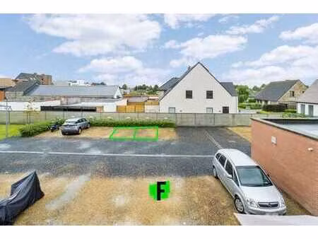 2 places de parking près du centre de veldegem