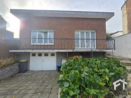 villa 4 façades  plain pied  à rénover. apd 198.000€