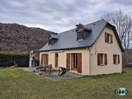 maison récente avec double garage et jardin