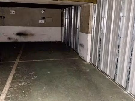 grande place de parking double