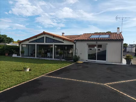 pavillon avec piscine préau grand jardin 4chambres à nuaille d'aunis