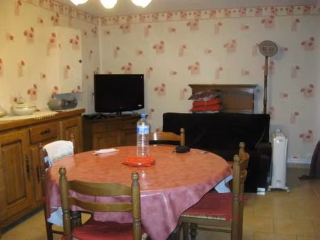 aumale : commune de marques : investisseurs  immeuble composé de 2 apparts  4 studios  270