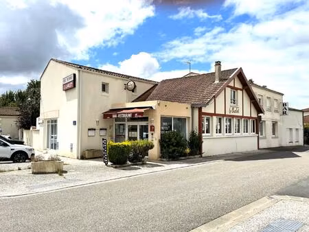 hotel restaurant bar avec terrasse et jardin