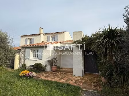 maison t5 d'environ 126 m3 avec piscine sur la commune de la chapelle des pots.