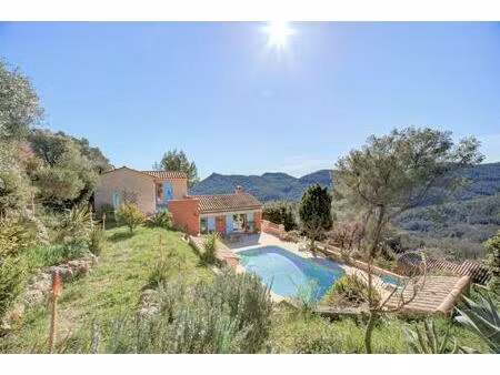 villa offrant une vue exceptionnelle 5 pieces - piscine et garage