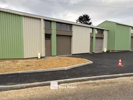 a louer et à vendre - local d'activités avec une bonne visibilité - civrieux