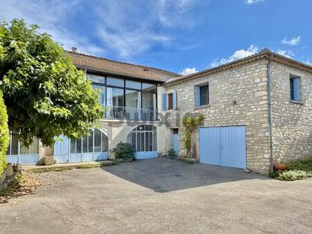 maison de village en pierre avec extérieur et stationnement