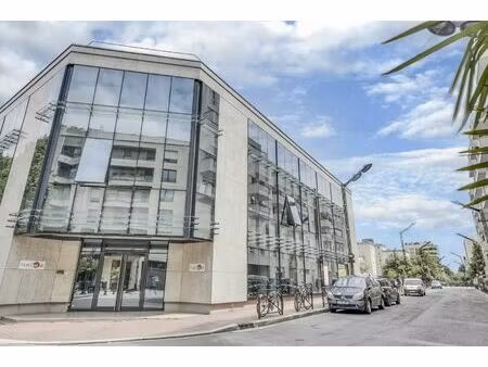 location local professionnel 640m²