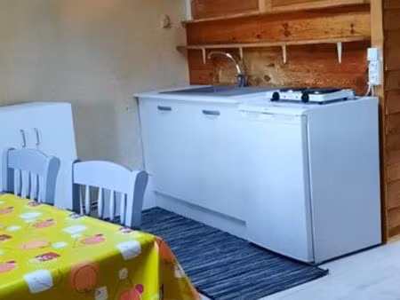 2 piéces meublé au centre de coulonges