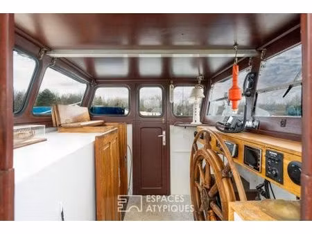 péniche d'habitation rénovée sur le bassin d'estrun