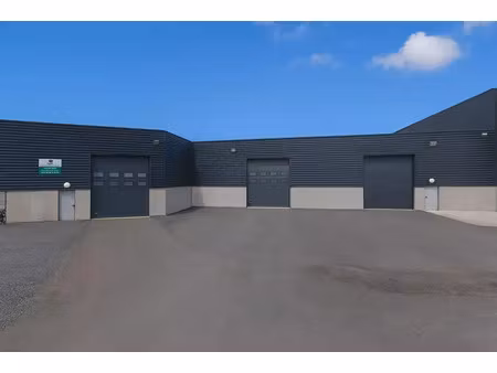 entrepôt et bureaux à louer avec visibilité autoroutière à proximité de valenciennes