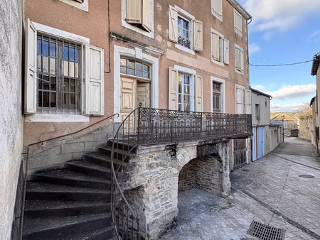 ségur en aveyron. magnifique propriété de caractère avec jardin en centre village.