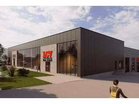 toonzaal 450m² met magazijnruimte van 283m² ideaal gelege...