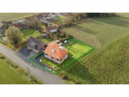 maison semi-mitoyenne avec jardin et garage.