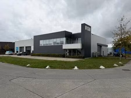 bâtiment industriel avec quai de chargement et potentiel