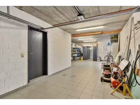 garage fermé/espace de stockage 63m² + terrasse privée 37m²