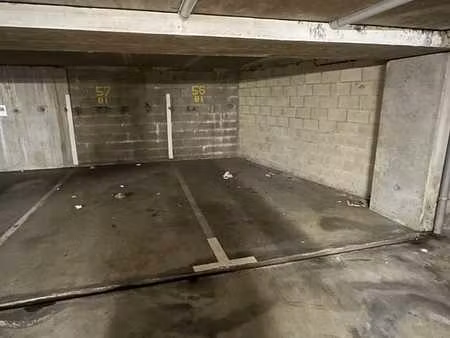 3 garages couverts - quartier prisé.