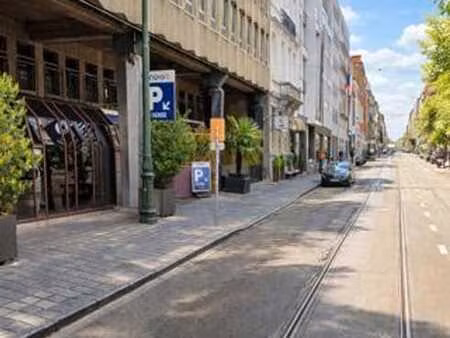 rare parking en centre-ville - accès charleroi & livourne