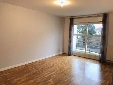 appartement de type f3 en centre ville de mantes la jolie avec place de parking