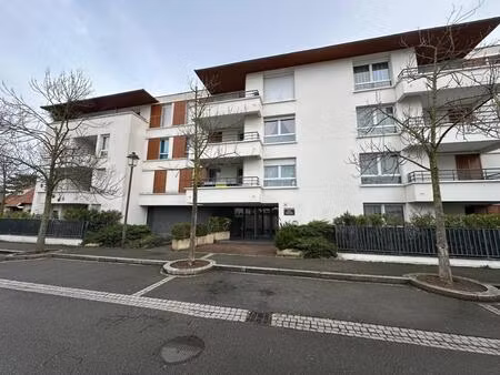 superbe appartement de type 4 pièces dans résidence privée  sécurisé avec place de parking