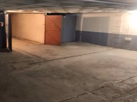 vente parking/ garage/ box avec lumière à 2' de la gare d'orléans