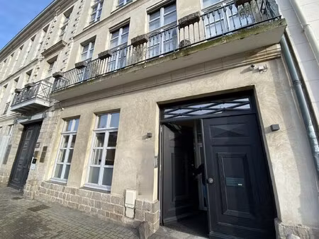 location local professionnel 80m²