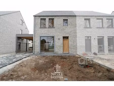 nieuwbouwwoning met carport