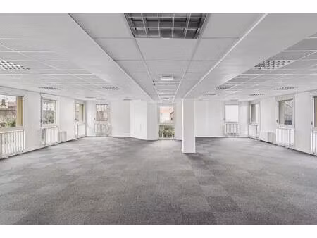 à louer- bureaux de 796 m² divisibles à partir de 152 m² avec parkings - au coeur de ville