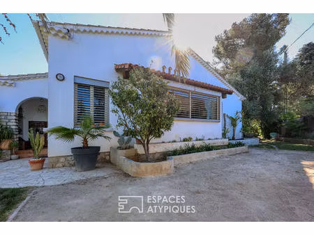 maison contemporaine de plain pied dans une bulle de verdure