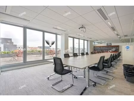 location local professionnel 892m²