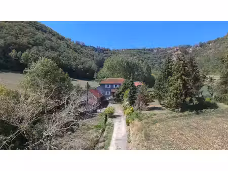 propriété avec dépendances et étang sur 5.3 ha de terrain