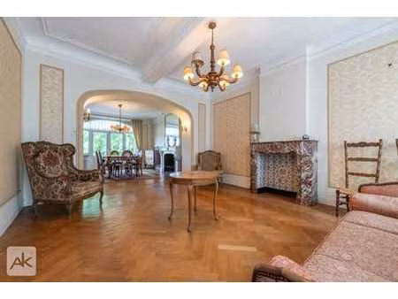 superbe maison de maître à rafraîchir dans le centre d'olne