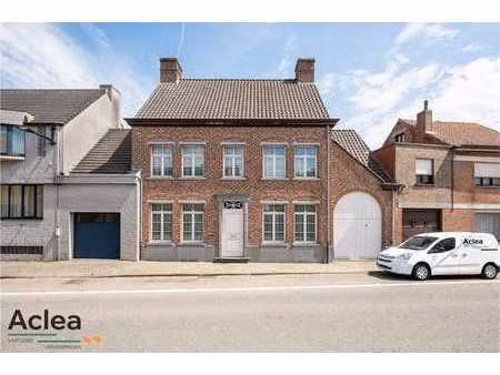 statige burgerwoning met ruime tuin in het dorp van water...